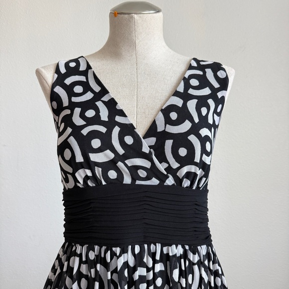 Black White Geometric Print Fit & Flare Dress Size 10 - Picture 3 of 10